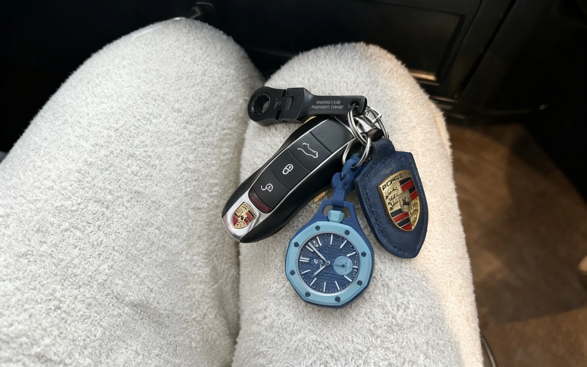 Pocket watch bleue accrochée sur un porte-clés