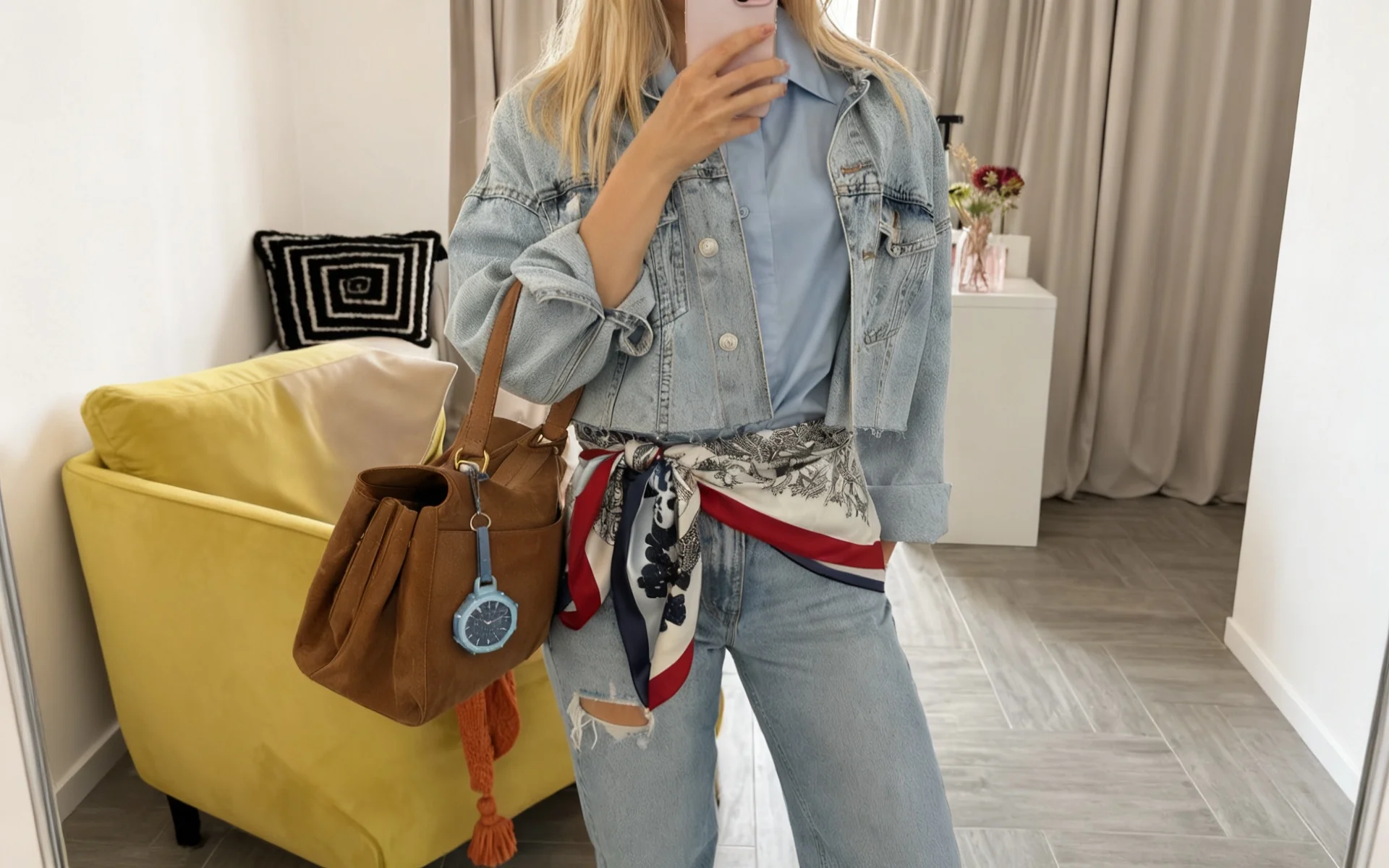 Pocket watch bleue clipée sur la bandoulière d'un sac casual