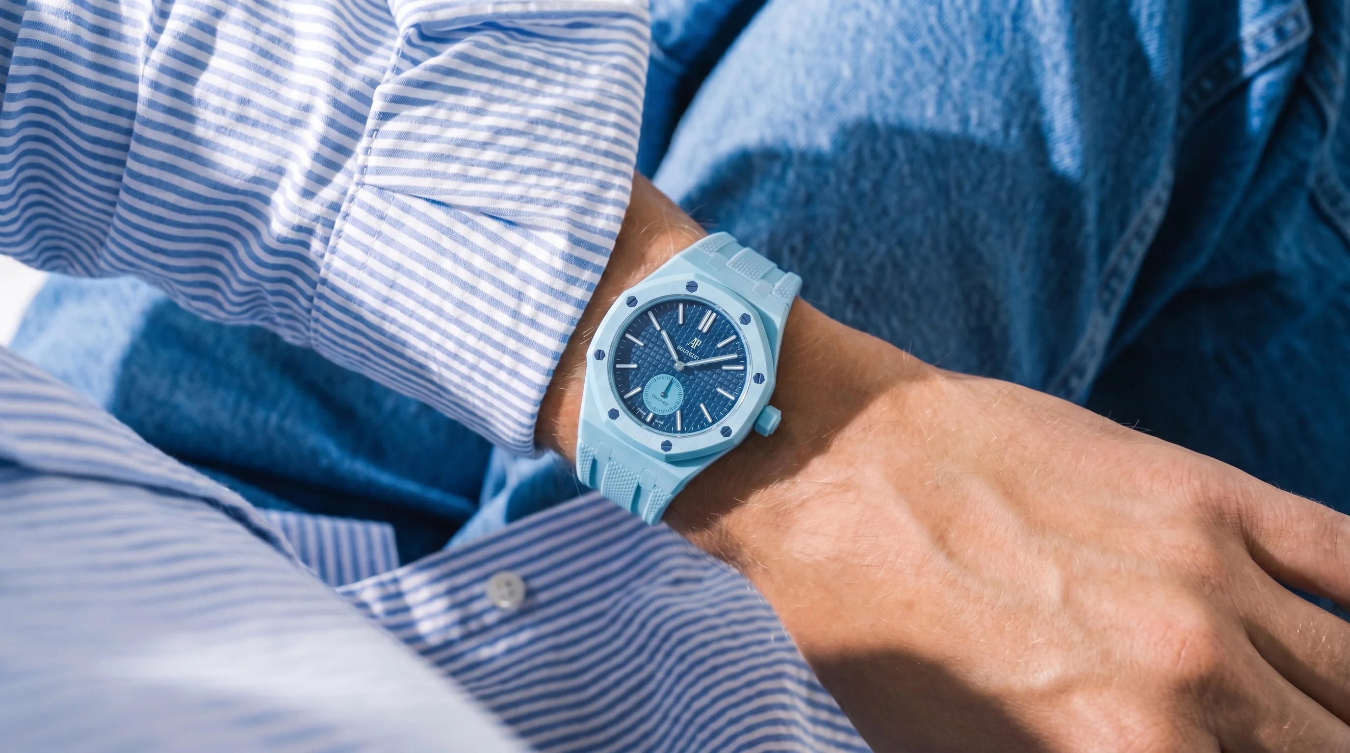 Pocket watch bleue au poignet avec le wrist case adapter